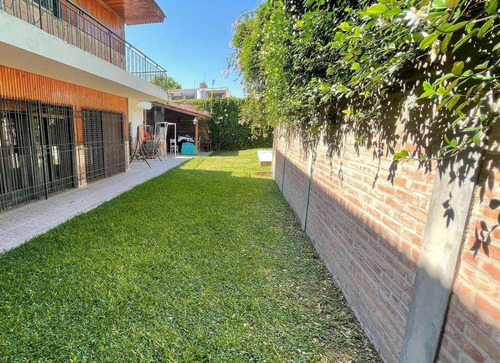 Casa En Venta - 4 Dormitorios 5 Baños - Morón