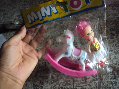 Muñequita Y Caballito Mecedor Ideal Hija De Barbie Divino