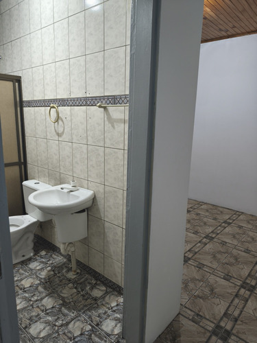 Aluga Se Casa Grande Com 3 Quartos, 2 Banheiros E Lavanderia