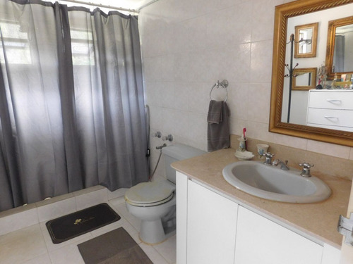 Townhouse En Venta Urb. Monteclaro Laguna
