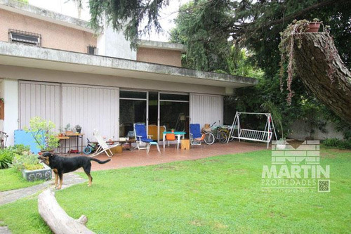 Casa Sobre Lote De 838 M2, Con Gran Parque Y Pileta - La Lucila, Excelente Ubicación