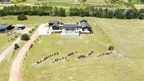 Casa De Diseño En Venta Pueblo Mio (ref: Bpv-8132)