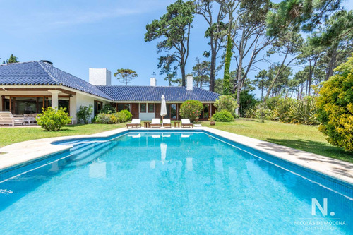 Casa En Venta Barrio Golf Punta Del Este De Seis Dormitorios