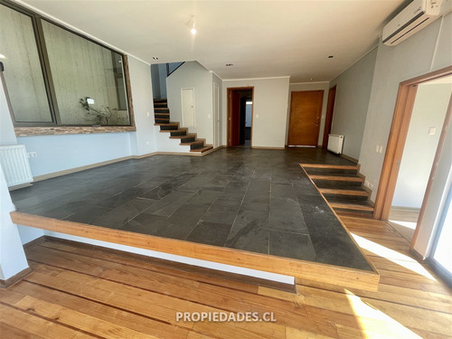 Casa En Venta De 4 Dorm. En La Reina
