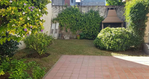 Casa En Venta - 3 Dormitorios 2 Baños - 248mts2 - Lanús Este