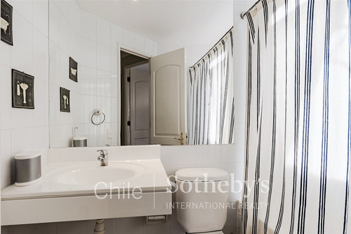 Casa En Venta De 5 Dorm. En Lo Barnechea