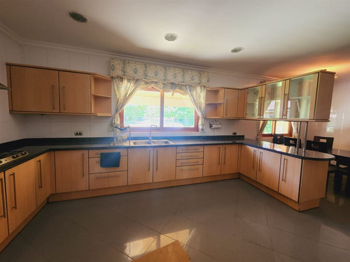 Casa En Venta De 6 Dorm. En Talca