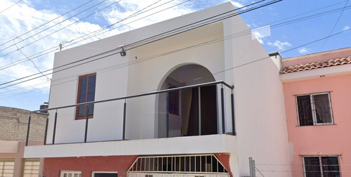 Casa En Venta De Dos Niveles, Ubicada En La Colonia Jacarandas Delegacion Tepic Nayarit