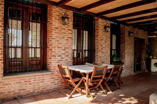 Hermosa Casa Súper Cómoda Y Espaciosa, Con Cochera, Pileta, Jardín Y Parrilla!