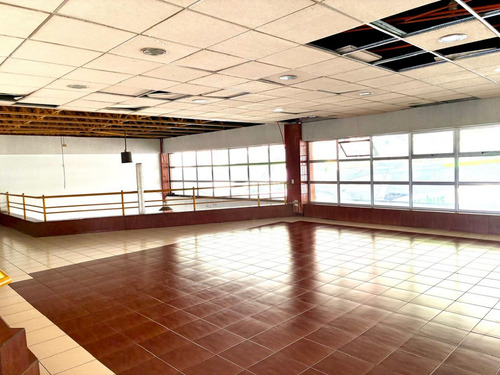 Gran Local Comercial Con Excelente Exposicion Y Estac.
