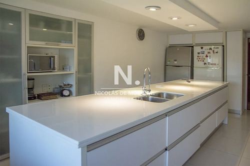 Casa A La Venta En Playa Mansa Punta Del Este, Gran Tamaño Ubicada En Zona Privilegiada.