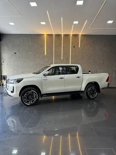 Toyota Hilux 2.8 D-4D TURBO DIESEL CD SRX 4X4 AUTOMÁTICO