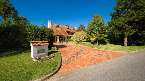 Mansion En El Golf