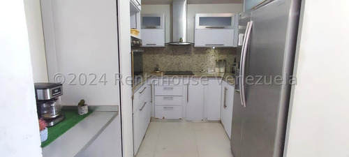 03p  Comodo Apartamento Semiamoblado Al Este De Coro