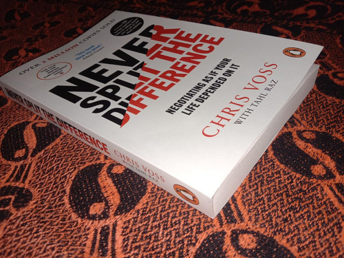 Livro - Never Split The Difference: Negotiating As If Your Life Depended On It - Versão Em Inglês