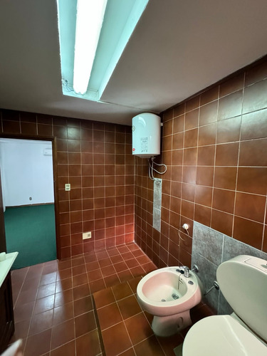 Vendo Casa Muy Amplia, 2 Plantas, 3 Dormitorios, 2 Baños, Barbacoa Cerrada, Excelente Zona.