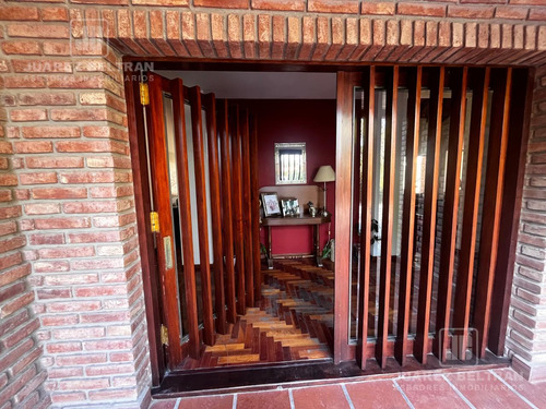 Venta - Casa De 3 Dormitorios Con Cochera Y Pileta - Guayaquil 1010 - Villa Allende