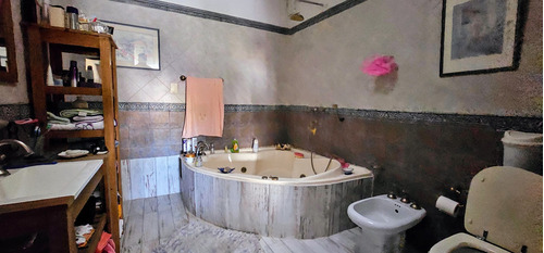 Casa Chalet En Venta En Villa Sarmiento, Morón, G.b.a. Zona Oeste, Permuta Por Depto En Caba O Haedo