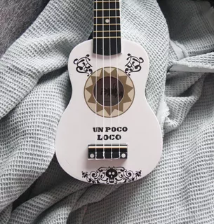 Ukelele Soprano Jake Diseño Coco Guitarra + Funda + Púa