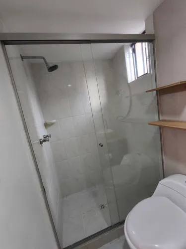 Vendo Apartamento Con Excelente Ubicación En La Parte Baja De La Loma De Los Bernal.