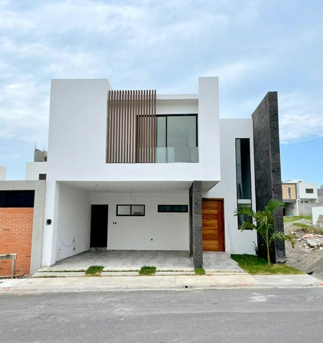 Casa En Venta Tres Recamaras Nueva En Lomas De La Rioja 