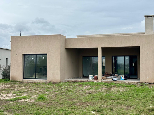 Venta Casa En San Sebastian Area 12 - 4 Ambientes
