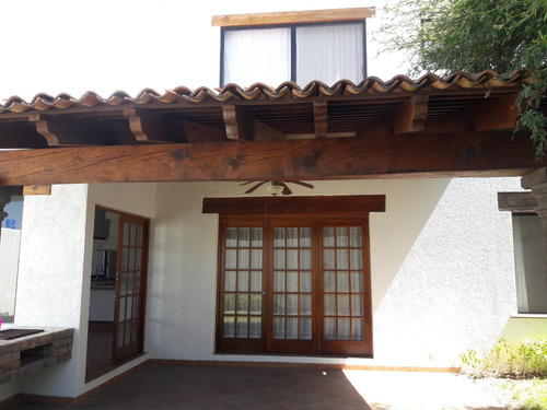Residencia En Venta O Renta, Estilo Mexicano Moderno, Excelentes Acabados, Amplios Espacios E Iluminación Natural.