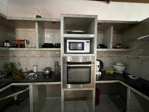 Raiza Suárez Vende Hermosa Casa Ubicada En La Parroquia El Cuji 2 4 1 9 8 7 5 Posee 4 Haitaciones, 2 Baños, 2 Puestos De Estacionamiento, Tanque Subterráneo De 2 Mil Litros, Seguridad Las 24 Hor