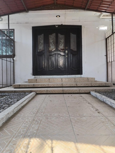 Casa En Venta En Colonia La Virgen, Metepec, Estado De México