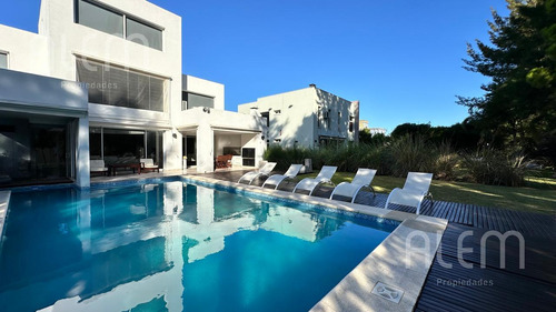 Casa En Venta En Malibu Canning