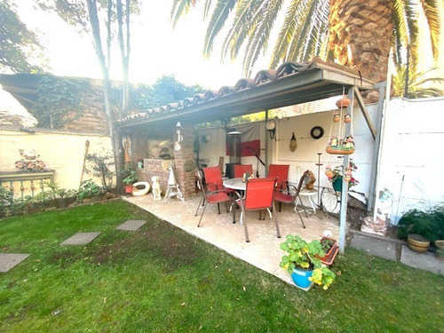 Casa En Venta De 4 Dorm. En Ñuñoa