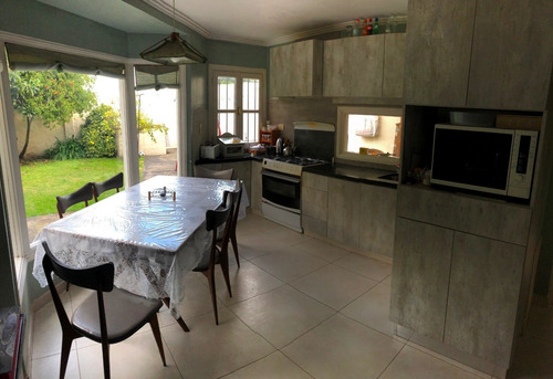 Chalet 4 Ambientes. Parque. Zona San Carlos.