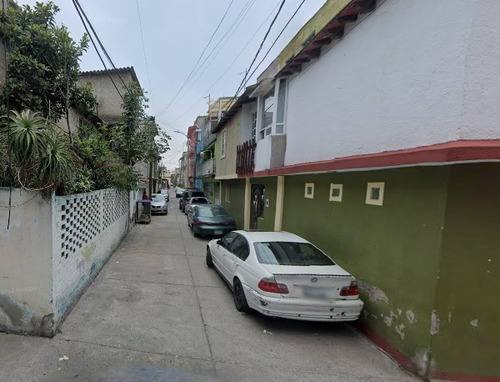 Casa De Adjudicación Bancaria En Venta Ubicada En Julio Zarate, Col. Campamento 2 De Octubre, Iztacalco Cdmx. Cmr.