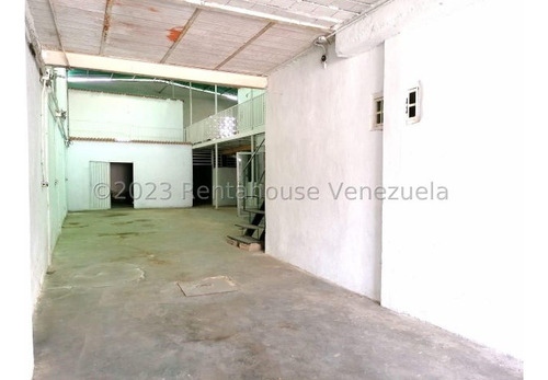 Casa Con Galpón Y Dos Locales Comerciales En Venta Urb La Romana 24-11179 Hc