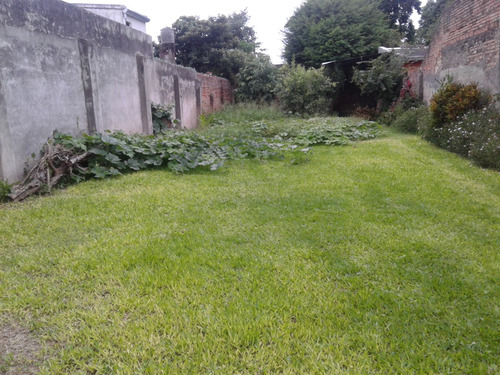Terreno Con Agua Y Cluacas. Baño Y Espacio Techado Al Fondo