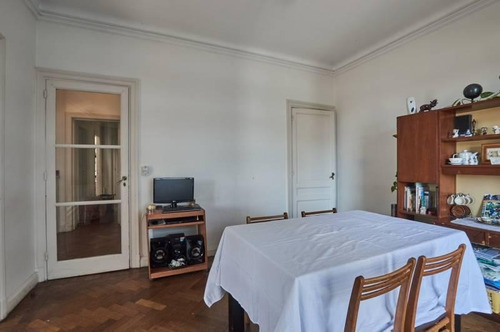 Piso De Dos Dormitorios Y Escritorio En Edificio Con Todo El Esplendor Del Estilo Europeo