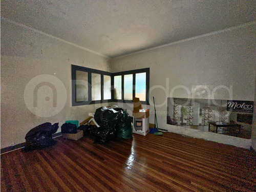 Venta De Local Comercial Céntrico Con Estacionamiento