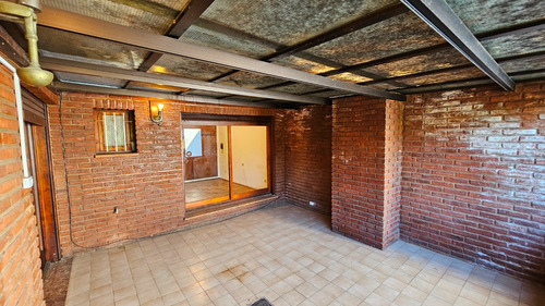 En Venta Chalet De 4 Ambientes Con Dependencia . Barrio San Carlos.