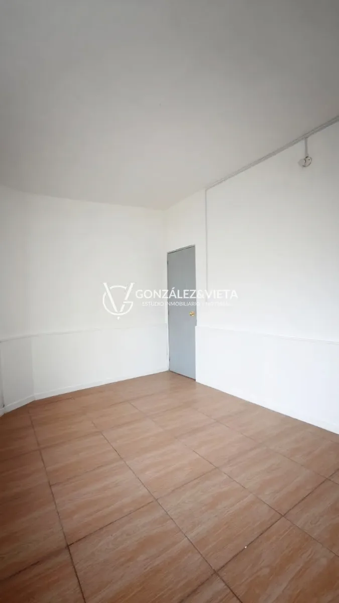 Apartamento De 1 Dormitorio Con Patio Y Entrada De Auto  En Flor De Maroñas · Foto 2