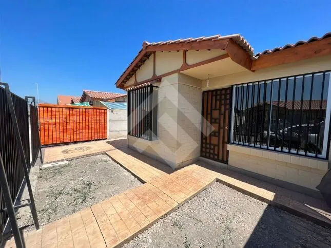 Imagen 1 de 9 de Casa 3 Dormitorios, 2 Baños, Patio, En Venta En Lampa