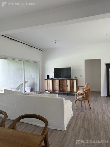 Casa En Venta- Barrio Barbarita.