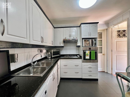 Casa En Venta De 5 Dorm. En Providencia