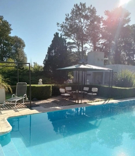 Casa En Venta - 4 Dormitorios 3 Baños - 2000mts2 - La Plata