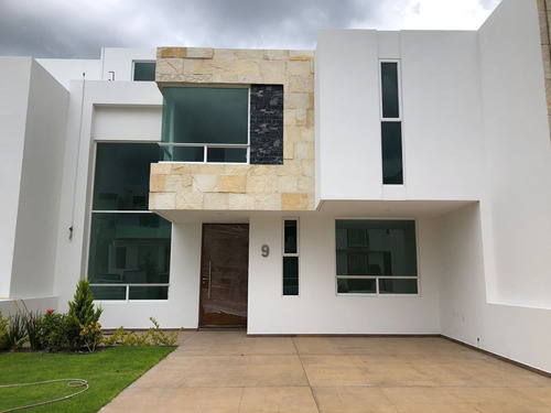 Se Vende Hermosa Residencia En Cumbres Del Cimatario, Doble 