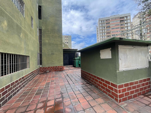 En Venta Edificio Comercial Ubicado En Los Teques Casco Central Calle Vargas. Cf