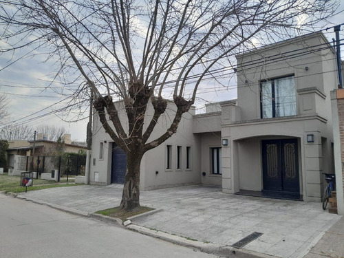 Casa En Venta - 4 Dormitorios 2 Baños - 469mts2 - Suipacha