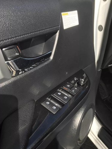 Imagen 12 de 24 de Toyota Hilux 2.8 Cd Srv 177cv 4x4 Mt2017