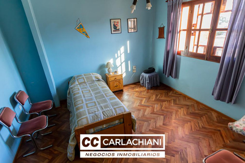 Casa En Venta - Barrio Azcuénaga Rosario - 3 Plantas - Patio