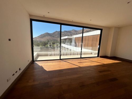 Casa En Venta De 4 Dorm. En Las Brisas De Chicureo
