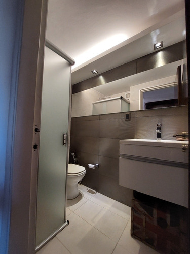 Imagen 22 de 22 de Apartamento De Diseño Remodelado Piso Alto Sobre Rambla Bajo De Precio! El Mejor Punto De Montevideo Y La Mejor Vista